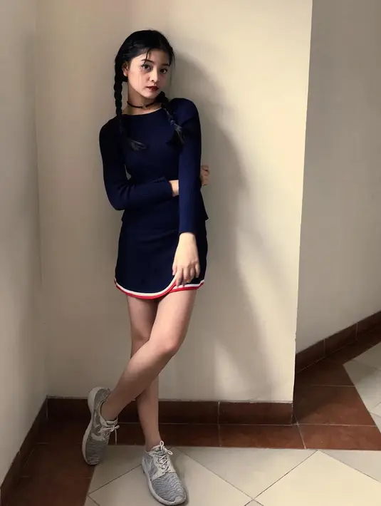 Tubuh ramping Yoriko semakin terlihat dengan busana yang dipakainya ini. rambut panjangnya yang dikepang dua membuat Yoriko makin terlihat feminim, meski sneakers yang dipakainya. (Instagram/yorikooangln_)