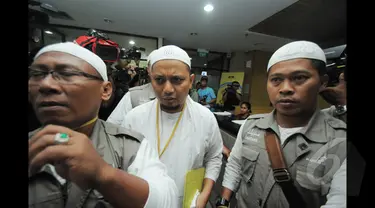 Ustadz kondang Arifin Ilham menyambangi Gedung Komisi Pemberantasan Korupsi (KPK), Jakarta, Selasa (27/1/2015).kehadiran Ustadz Arifin Ilham ke KPK sebagai agenda rutin memberikan ceramah kepada seluruh karyawan KPK. (Liputan6.com/Herman Zakharia)