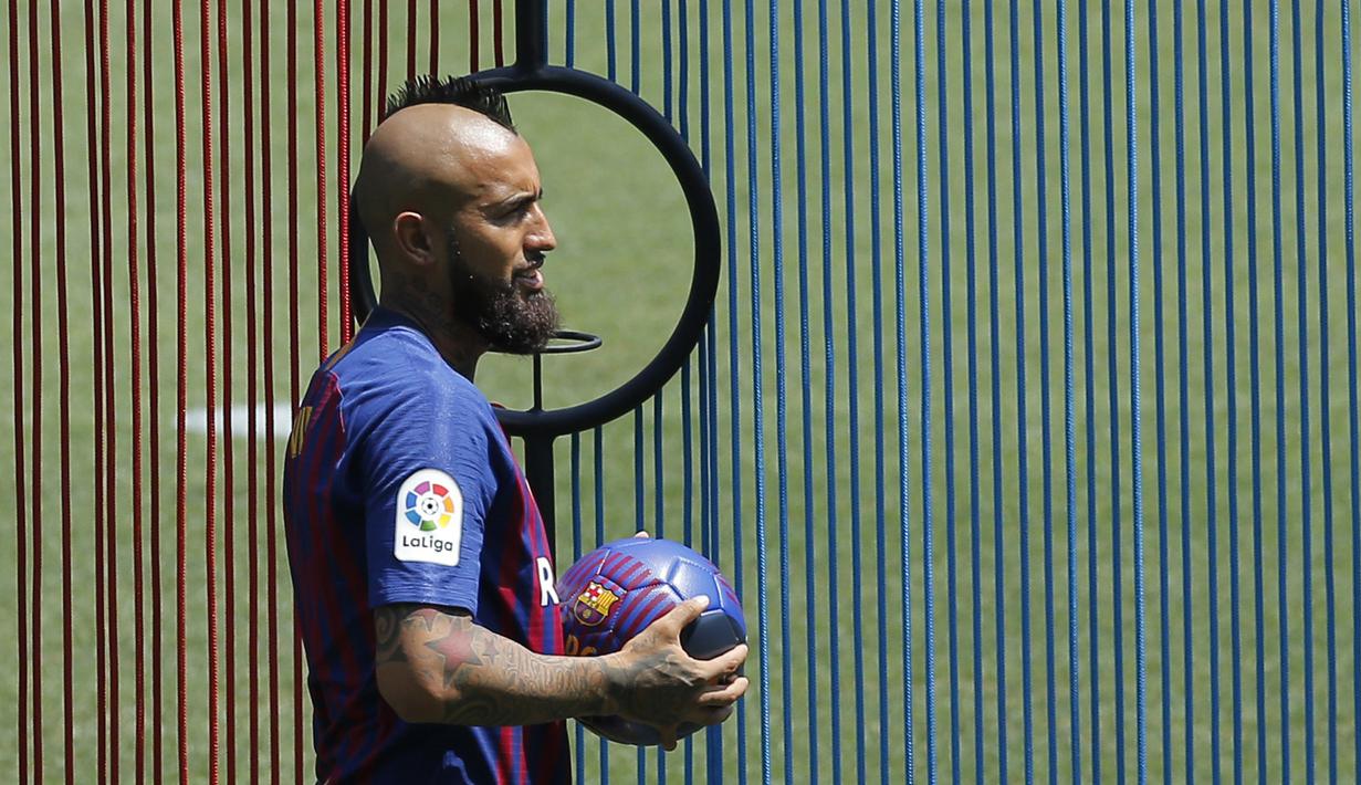 Pemain baru Barcelona, Arturo Vidal, saat perkenalan di Stadion Camp Nou, Senin, (7/8/2018). Barcelona merogoh kocek sebesar 19 juta euro untuk mengamankan jasa pria berkebangsaan Cile itu. (AP/Manu Fernandez)