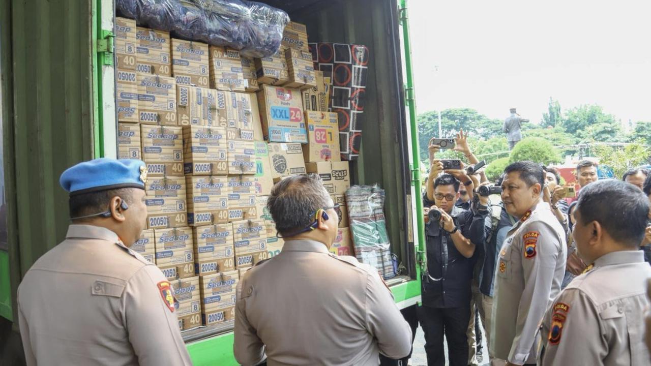 Polda Jateng Kirim 5 Truk Bantuan Logistik, Tenaga Medis, dan Uang Senilai Rp2,2 Miliar ke Korban Banjir Sumatra