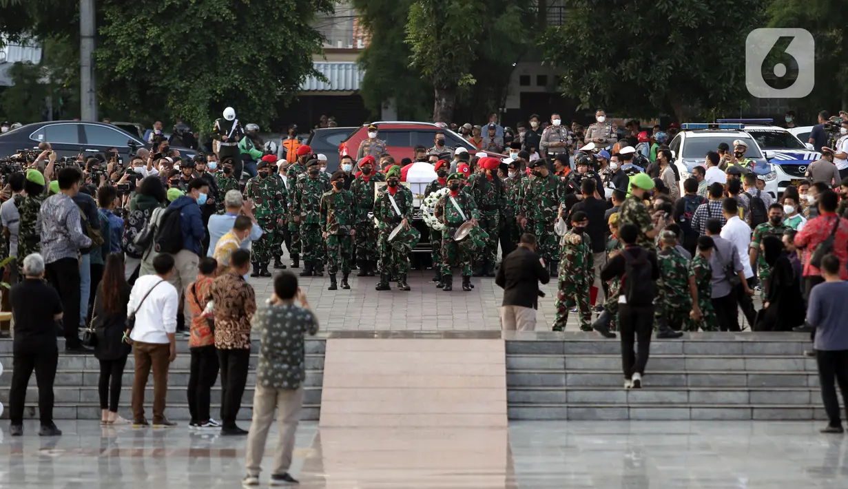 Anggota TNI mengiringi jenazah Menteri Pendayagunaan Aparatur Negara dan Reformasi Birokrasi (Menpan RB) Tjahjo Kumolo menuju lokasi pemakaman di Taman Makam Pahlawan Nasional, Kalibata, Jakarta, Jumat (1/7/2022). Menpan RB Tjahjo Kumolo meninggal dunia pada Jumat (1/7) sekitar pukul 11.10 WIB. (Liputan6.com/Helmi Fithriansyah)