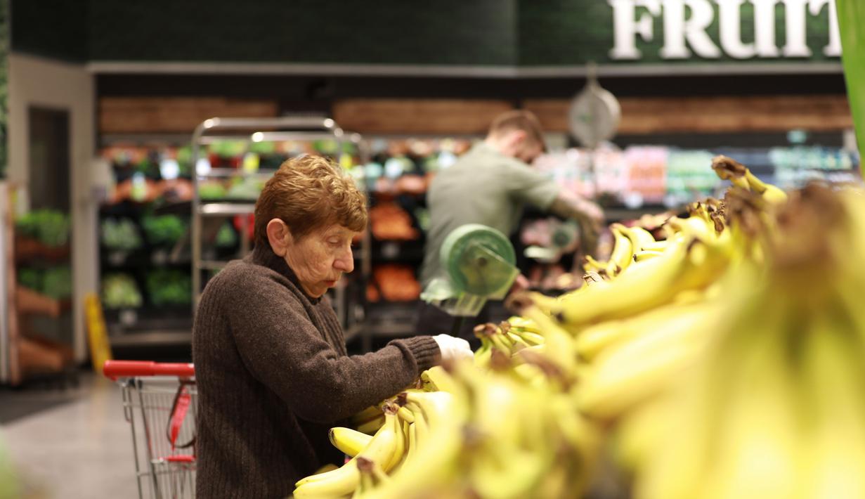 Warga lanjut usia (lansia) berbelanja di pasar swalayan Woolworths di Canberra, Australia, 17 Maret 2020. Mulai Selasa (17/3), sejak pukul 07.00 hingga 08.00, pelanggan yang rentan akan dapat membeli kebutuhan mereka, sebelum para pembeli lain memborong habis barang-barang . (Xinhua/Chu Chen)