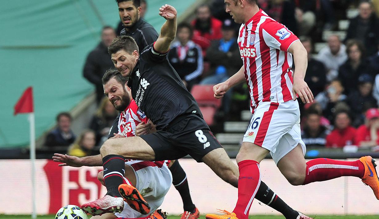 6. Liverpool - Usai ditinggal Luis Suarez, the Reds tampil buruk di setiap laga. Hasilnya kekalahan terbesar 1-6 kontra Stoke City menjadi puncak musim buruk si Bangau pada ajang  Premier League. (AFP/Steve Parkin)
