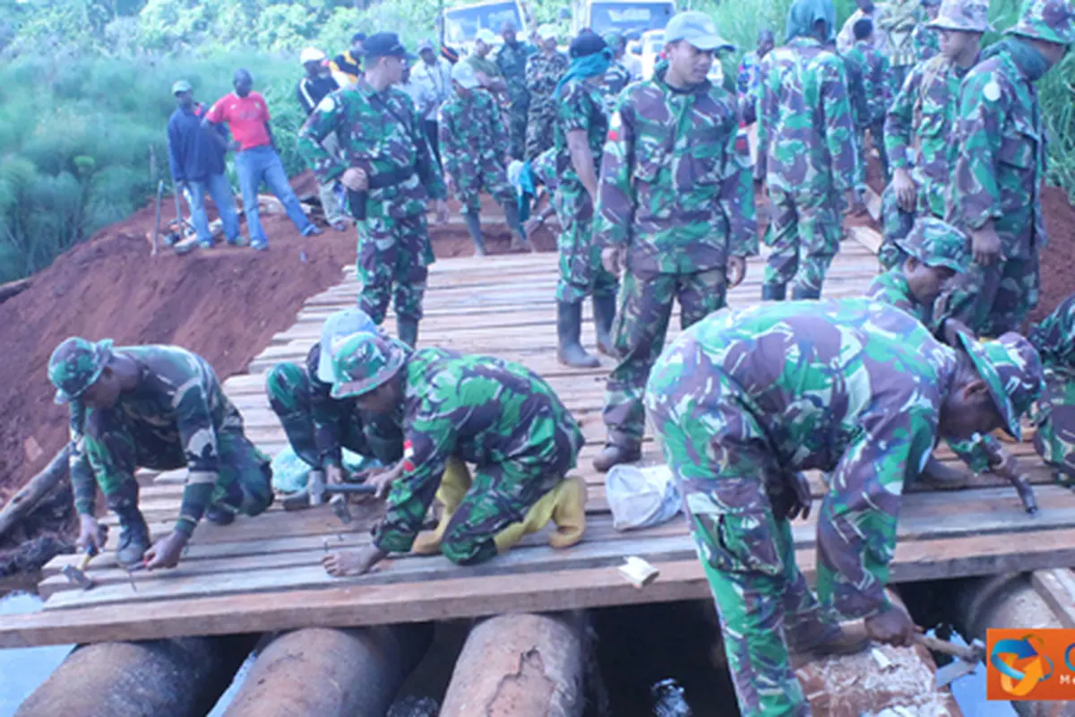 Perbaiki Jembatan Rusak, Kerja Sama TNI - Warga Juga Sentil Pemprov Kalbar