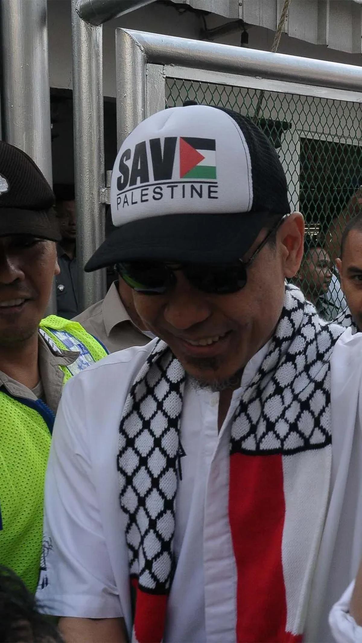 Kini dia sudah menghirup udara bebas usai dihukum penjara selama tiga tahun atas kasus tindak pidana terorisme.