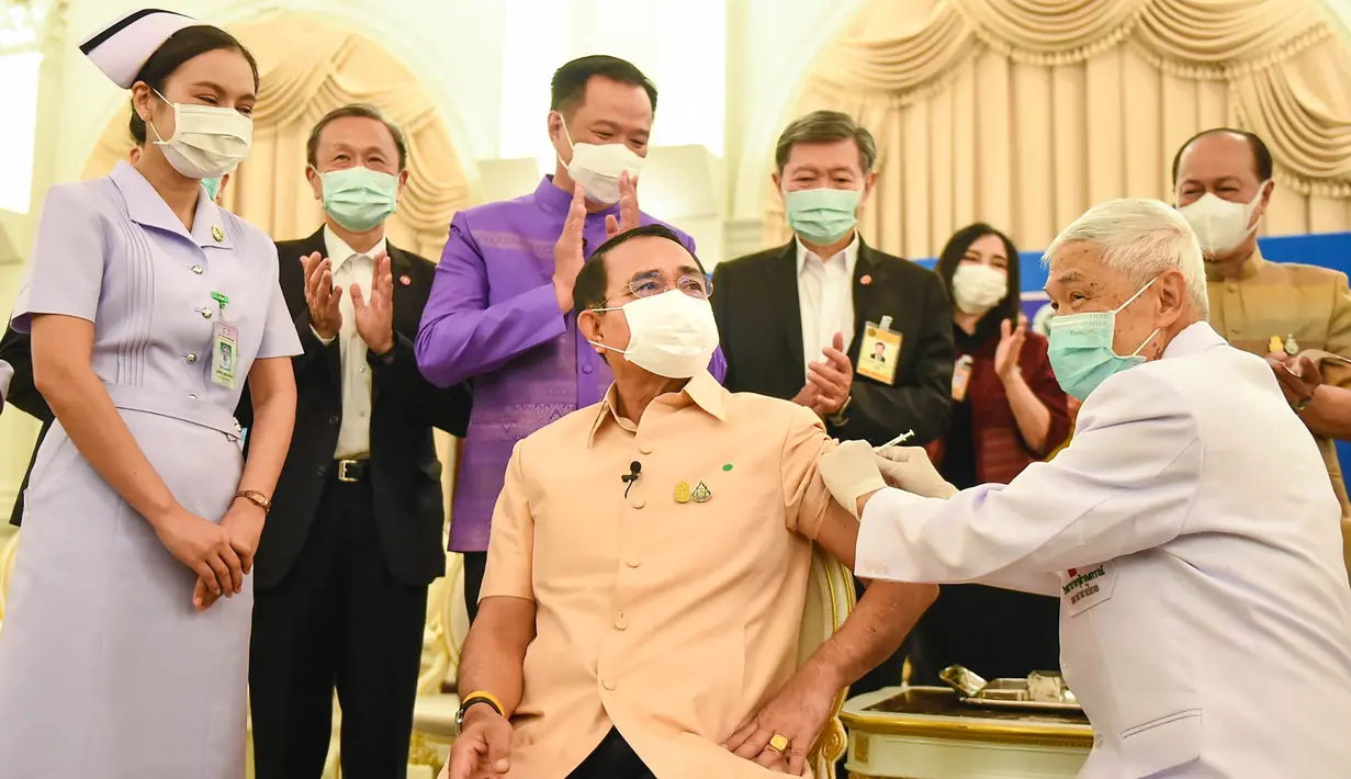PM Thailand Prayuth Chan-ocha menerima tahap pertama vaksin Covid-19 AstraZeneca di Gedung Pemerintahan di Bangkok, Thailand (16/3/2021). Prayuth menjadi orang pertama di negara itu yang diinokulasi dengan vaksin AstraZeneca setelah peluncurannya ditunda. (HANDOUT / ROYAL THAI GOVERNMENT / AFP)