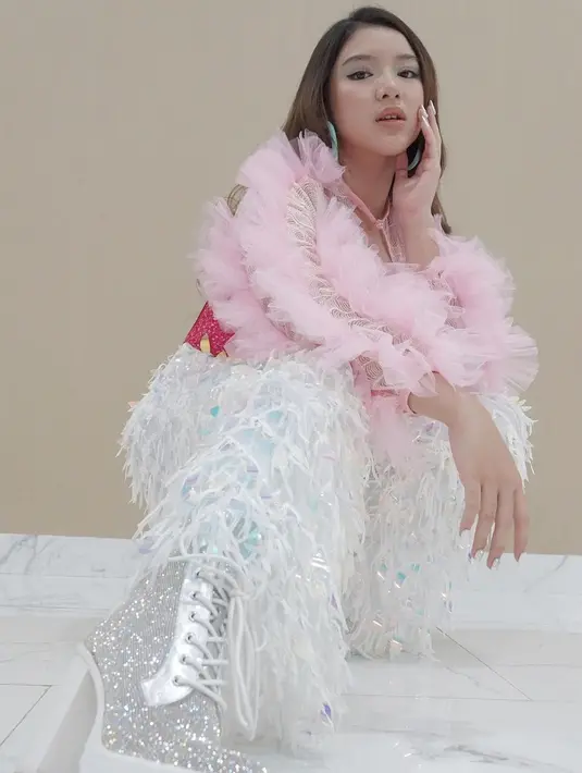 "Aku kayak pendiem banget. Aku malu untuk mengungkapkan segala hal yang ada dipikiran aku di hati aku. Nggak cuma tentang cowok, tapi tentang hal apa pun, aku malu banget," tutur Tiara Andini. (Instagram/tiaraandini)