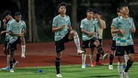 Kapten Timnas Indonesia U-16, I Putu Panji Apriawan, saat menjalani sesi latihan terakhir di Stadion UNS, Solo, Minggu (39/6/2024), jelang laga semifinal Piala AFF U-16 2024. (Bola.com/Radifa Arsa)