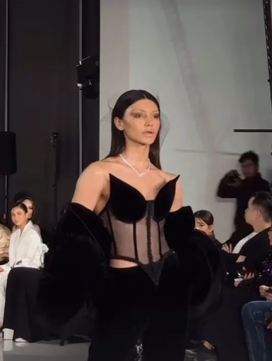 Jihan Almira tampil berani dengan korset transparan dan celana panjang. Dipadu dengan outer hitam dan kalung berlian [@jihanelmira]
