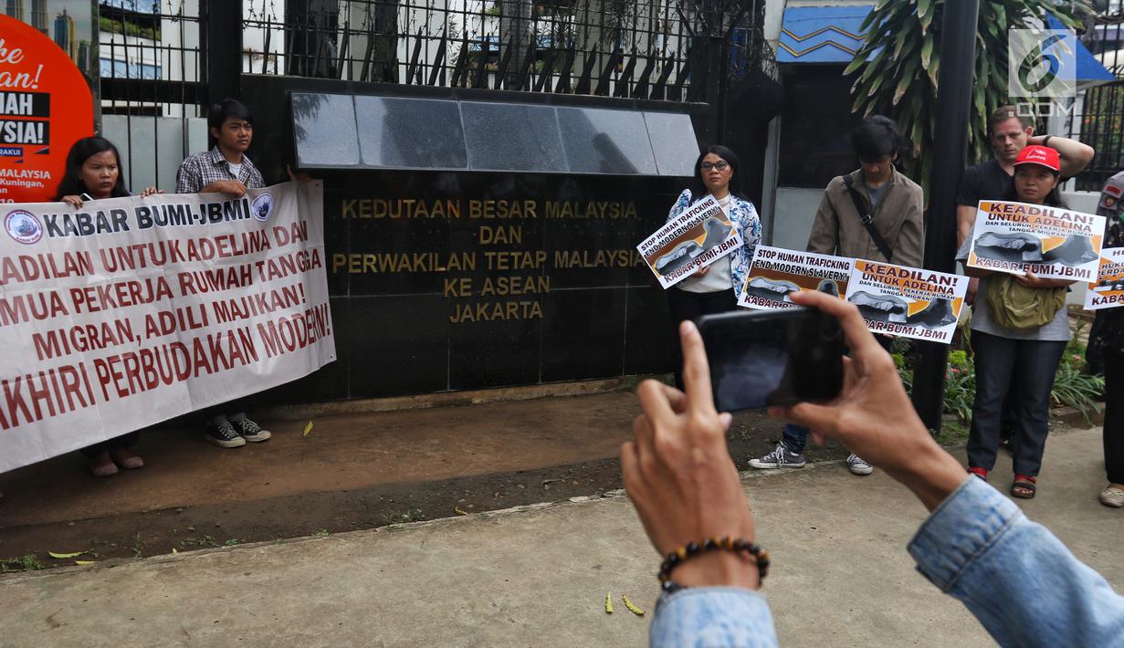 Massa Kabar Bumi dan JBMI berunjuk rasa menuntut keadilan untuk TKI Adelina Sau di depan Kedutaan Besar Malaysia, Jakarta, Senin (29/4/2019). Adelina Sau merupakan korban perdagangan manusia dari NTT. (Liputan6.com/JohanTallo)