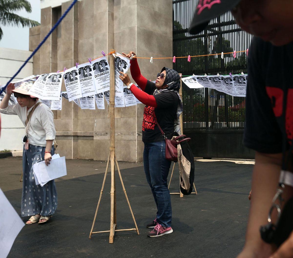 Massa Pekerja Rumah Tangga (PRT) kembali menggelar demo di depan Gedung DPR, Jalan Gatot Subroto, Senayan, Jakarta, pada Rabu (23/8/2023).&nbsp;Mereka berunjuk rasa menuntut anggota DPR RI untuk segera membahas dan mengesahkan Rancangan Undang-Undang Perl