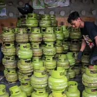 Pekerja menata tabung liquefied petroleum gas (LPG) 3 Kg di sebuah agen di kawasan Jakarta, Rabu (27/12/2023). Pemerintah mendorong penyaluran LPG 3 Kg lebih tepat sasaran dengan menggunakan Kartu Tanda Penduduk (KTP) mulai 1 Januari 2024. (Liputan6.com/Angga Yuniar)