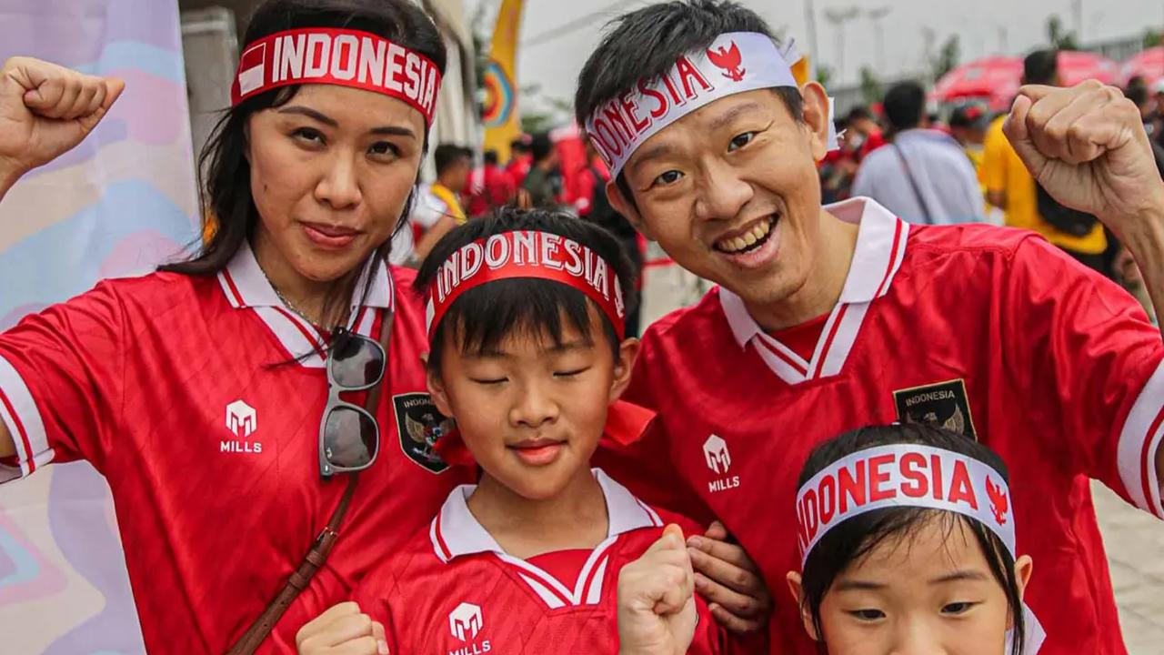Para suporter hadir dengan memakai berbagai atribut bernuansa merah dan putih.