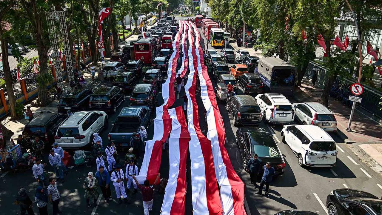 FOTO: Aksi Pelajar Surabaya Bentangkan Merah Putih Hampir 15 Kilometer