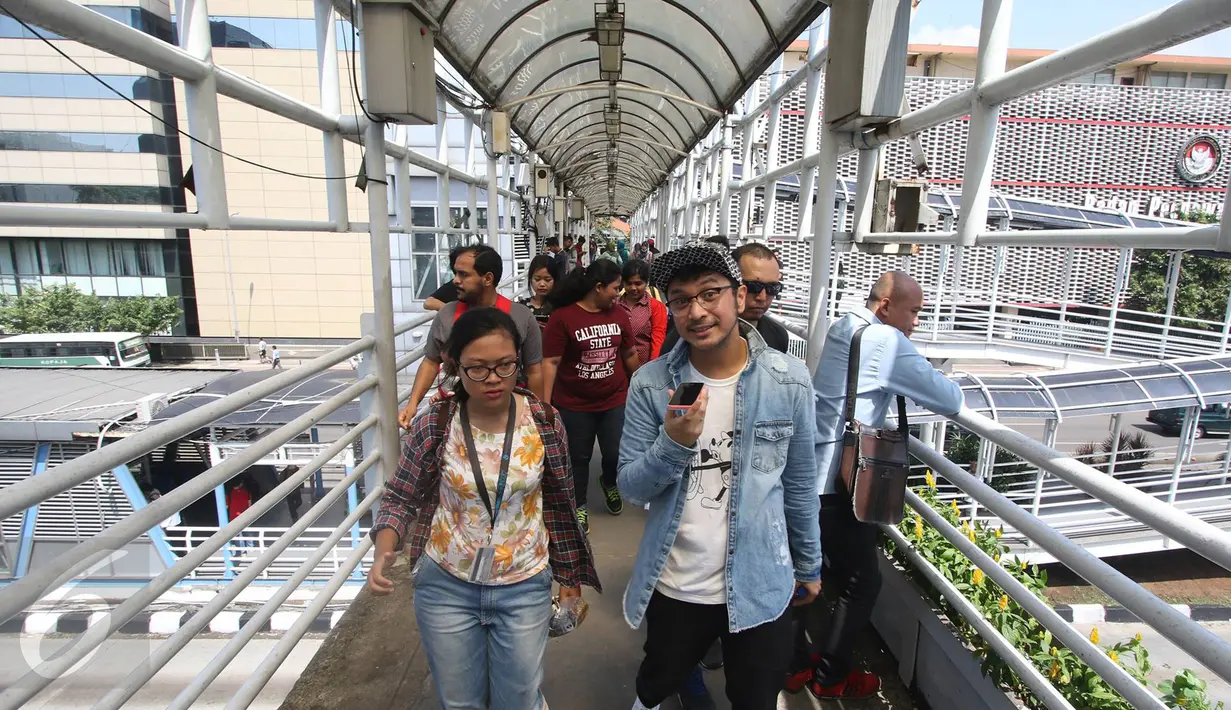 Vokalis grup musik Nidji, Giring tersenyum di Halte Transjakarta Sarinah, Thamrin, Jakarta Pusat, Senin (27/3). Acara tersebut diadakan dalam rangka memperingati ulang tahun ke-3 PT Transjakarta. (Liputan6.com/Immanuel Antonius)