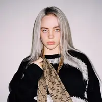 Memiliki bentuk alis tebal dan natural, ternyata dua produk alis ini adalah andalan Billie Eilish (Foto: Instagram/ Billie Eilish)