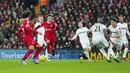 Pemain Liverpool, Curtis Jones (ketiga kiri) menggiring bola melewati sejumlah pemain West Ham United pada laga perempat final Carabao Cup 2023/2024 di Anfield, Liverpool, Inggris, Kamis (21/12/2023) dini hari WIB. (AP Photo/Jon Super)