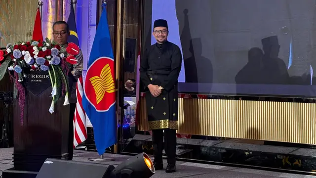 Menteri Pendidikan Tinggi, Sains, dan Teknologi (Mendiktisaintek) RI Brian Yuliarto (kiri) dalam resepsi Hari Merdeka dan Hari Malaysia, Selasa (15/9/2026).