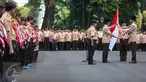 Presiden Jokowi (kanan) menyerahkan bendera merah putih kepada Ketua Kwarnas Gerakan Pramuka Adhyaksa Dault saat pelepasan 462 kontingen Pramuka Indonesia yang akan mengikuti Jambore Pramuka Dunia ke-23, Jakarta, Jumat (24/7). (Liputan6.com/Faizal Fanani)