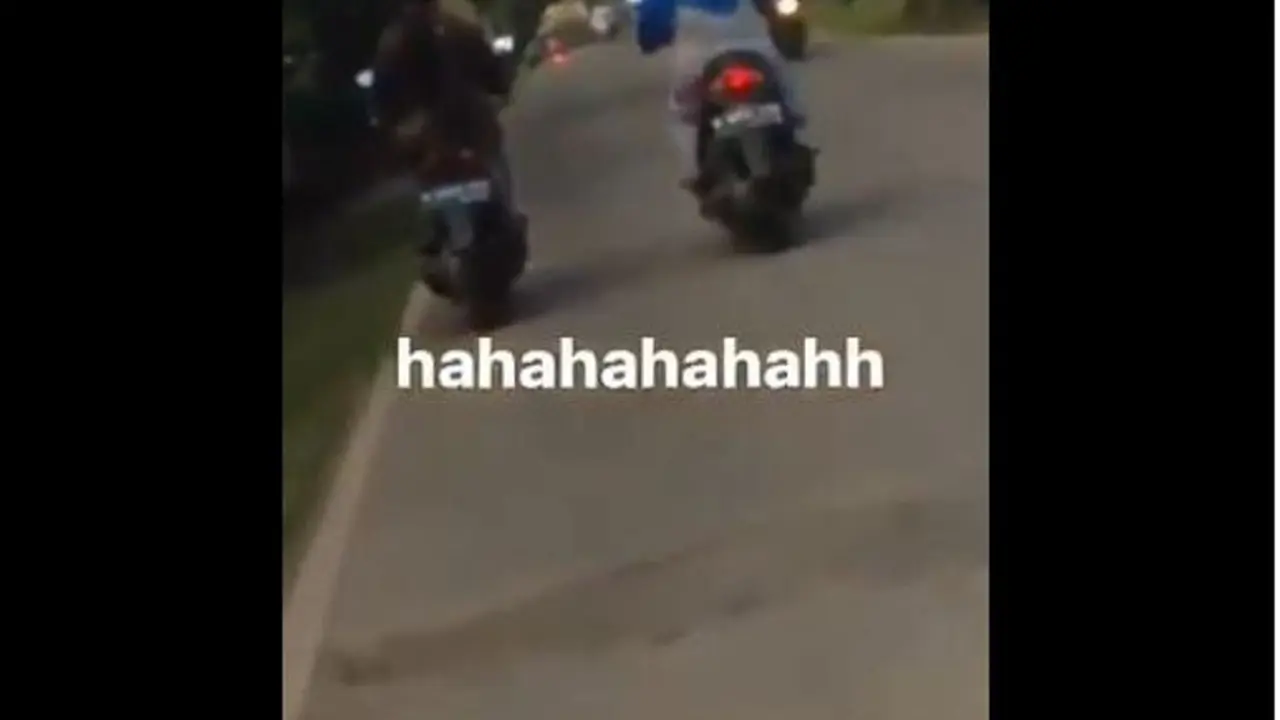 Video Dua Emak-emak Naik Motor Ini Lagi Viral, Kenapa Ya?