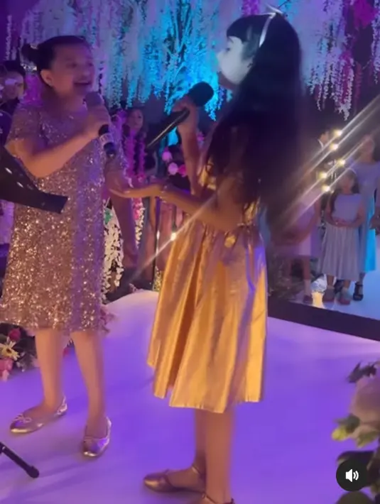 Arsy bernyanyi di sebuah acara pernikahan. [Foto: Instagram/queenarsy]