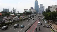 Sejumlah kendaraan melintas di ruas tol Jalan Gatot Soebroto, Jakarta, Rabu (30/1). Ketua DPR Bambang Soesatyo mengusulkan agar pemerintah mulai mewacanakan perizinan penggunaan jalan tol oleh pengguna sepeda motor. (Liputan6.com/Immanuel Antonius)