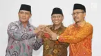 Ketua KPK Agus Rahardjo berjabat tangan dengan Deputi Penindakan KPK Brigjen Pol Firli dan Direktur Penuntutan Supardi seusai pelantikan di gedung KPK, Jumat (6/4). Firli menjabat Deputi Penindakan menggantikan Heru Winarko. (Liputan6.com/Herman Zakharia)