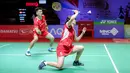 Pebulutangkis ganda campuran China, Zheng Si Wei/Huang Ya Qiong berusaha mengembalikan kok saat laga final Indonesia Masters 2024 melawan pasangan Jepang, Hiroki Midorikawa/Natsu Saito di Istora Senayan, Jakarta, Minggu (28/01/2024). (Bola.com/Bagaskara Lazuardi)