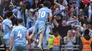Selebrasi para pemain Coventry City merayakan gol penyeimbang 3-3 ke gawang Manchester United yang dicetak Haji Amir Wright (bawah) lewat eksekusi penalti pada laga semifinal Piala FA 2023/2024 di Wembley Stadium, London, Minggu (21/4/2024). (AP Photo/Alastair Grant)