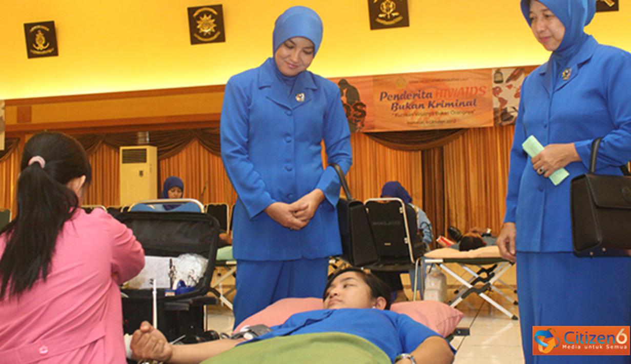 Citizen6, Surabaya: Kegiatan donor darah yang diselenggarakan atas kerja sama Kobangdikal  dengan Palang Merah Indonesia (PMI) Cabang  Surabaya dan Gresik ini melibatkan 35 baik dari PMI maupun dari satuan kesehatan Kobangdikal. (Pengirim: Penkobangdikal)