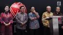 Dewan Komisioner OJK 2012-2017 saat menghadiri malam apresiasi di Gedung BEI Jakarta, Selasa (18/7). Apresiasi diberikan untuk komisioner OJK 2012-2017 yang mengakhiri masa tugasnya. (Liputan6.com/Helmi Fithriansyah)