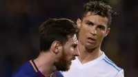 Dua bintang sepak bola, Lionel Messi (depan, Barcelona) dan Cristiano Ronaldo (belakang, Real Madrid), pada laga La Liga di Camp Nou, Minggu (6/5/2018). (AFP/Josep Lago)