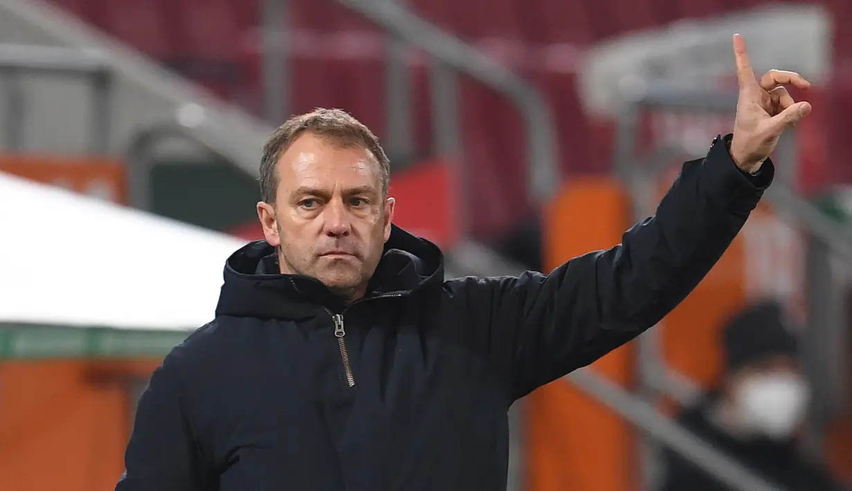 Pelatih Bayern Munchen, Hans-Dieter Flick, memberikan arahan kepada pemainnya saat menghadapi Augsburg dalam laga lanjutan Liga Jerman di WWK Arena, Kamis (21/1/2021) dini hari WIB. Bayern Munchen menang 1-0 atas Augsburg. (AFP/Andreas Gebert/pool)