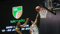 Pebasket Pelita Jaya, Muhamad Arighi (kanan) berusaha memasukan bola saat melawan West Bandits Solo pada laga seri I IBL 2022 di Hall Basket GBK, Jakarta, Jumat (21/01/2022). Pelita Jaya menang dengan skor 87-81. (Bola.com/M Iqbal Ichsan)