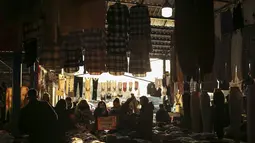Turis Bulgaria berbelanja di bazaar di Edirne, dekat perbatasan Bulgaria, di Turki, pada 24 Desember 2021. Pemberhentian pertama mereka adalah penukaran mata uang dan kemudian pasar dan toko kelontong untuk membeli mulai dari bahan makanan hingga perlengkapan kebersihan. (AP Photo/Emrah Gurel)