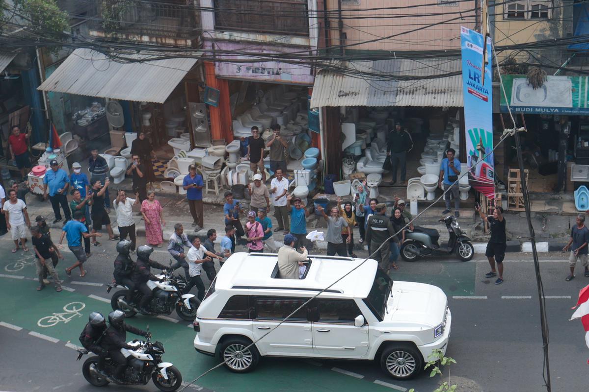 Prabowo Sapa Warga dan Pelajar di LRT Manggarai