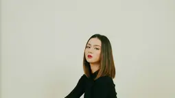 Dalam balutan busana warna hitam juga menonjolkan kesan elegan pada Ersya. Sehingga ia terlihat lebih dewasa dan semakin elegan. (Liputan6.com/IG/ersyaurel)