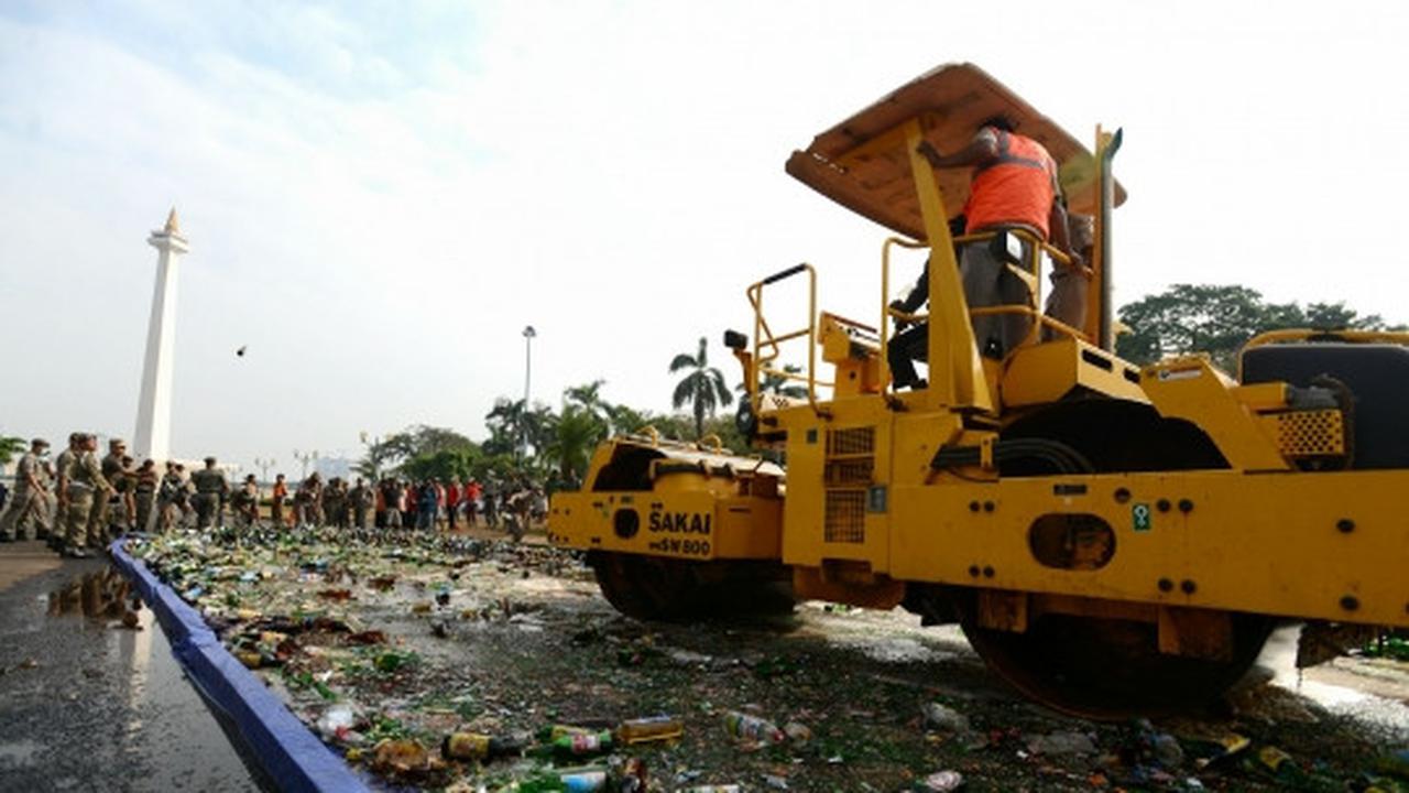 Pemusnahan 11.321 botol miras ilegal di Monas