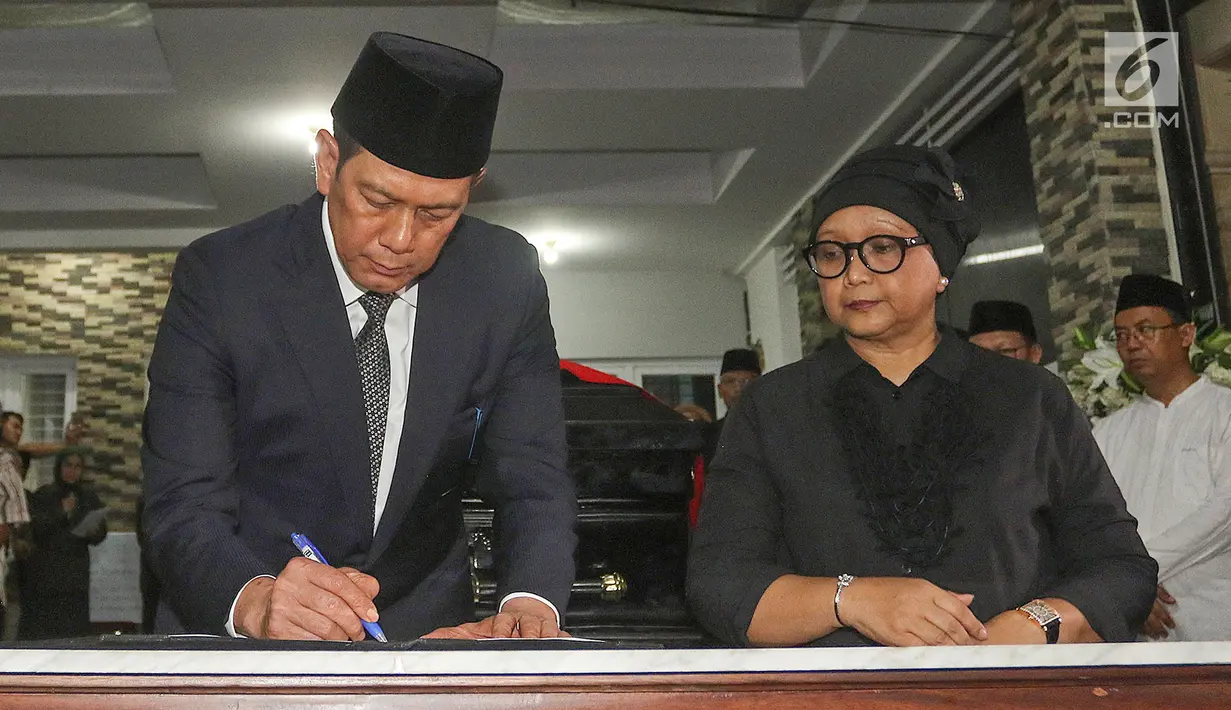 Kepala BNPB Letjen TNI Doni Monardo disaksikan Menlu Retno Marsudi menandatangani surat serah terima jenazah Kapus Data Informasi dan Humas BNPB Sutopo Purwo Nugroho di rumah duka Raffles Hils, Cimanggis, Depok, Minggu (7/7/2019). Sutopo tutup usia di Guangzhou, China. (Liputan6.com/Herman Zakharia)