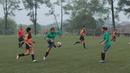Aksi Timnas Wanita Indonesia melewati adangan pemain Villa 2000 pada laga uji coba di Lapangan Sawangan, Depok, Kamis (19/4/2018). Timnas Wanita Indonesia kalah 1-2. (Bola.com/Nick Hanoatubun)