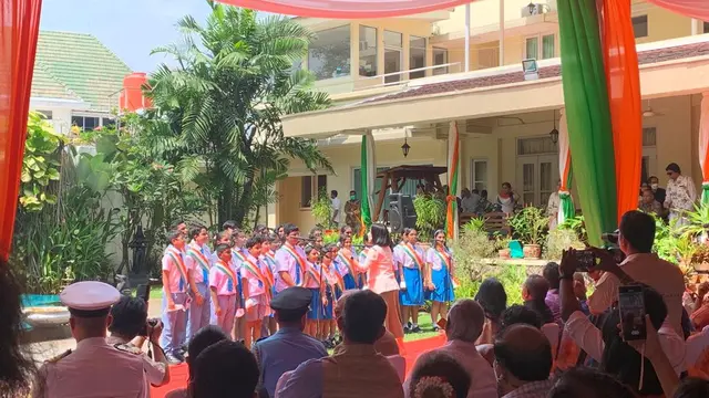 Kelompok paduan suara siswa Gandhi Memorial Intercontinental School, Jakarta dan Rama Global School, Purwakarta menjadi salah satu pengisi acara dalam kemeriahan perayaan Hari Kemerdekaan ke-75.