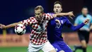 Pemain Yunani, Kostas Fortounis berebut bola dengan pemain Kroasia, Ivan Strinic pada leg pertama playoff Piala Dunia 2018 di Stadion Maksimir, Zagreb, Jumat (10/11). Kroasia memperbesar peluangnya lolos ke putaran final usai menang 4-1. (AP/Darko Bandic)