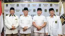 Bakal cagub dan cawagub Jawa Barat, Mayjen (Purn) Sudrajat - Ahmad Syaikhu serta bakal cagub dan cawagub Kalimantan Timur, Isran Noor - Hadi Mulyadi yang diusung Gerindra, PKS dan PAN di kantor DPP PKS, Jakarta, Rabu (27/12). (Liputan6.com/Faizal Fanani)