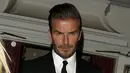 David Beckham saat menghadiri British Fashion Awards, di London, Senin (23/11). Mantan atlet sepakbola itu  tampil klasik memadukan setelan hitam bersama kemeja putih. (dailymail.co.uk)