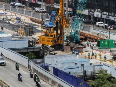 Aktivitas pekerja menyelesaikan pembangunan jalur Moda Raya Terpadu (MRT) Fase 2 di Jalan Gajah Mada, Jakarta, Jumat (20/9/2024). (Liputan6.com/Angga Yuniar)