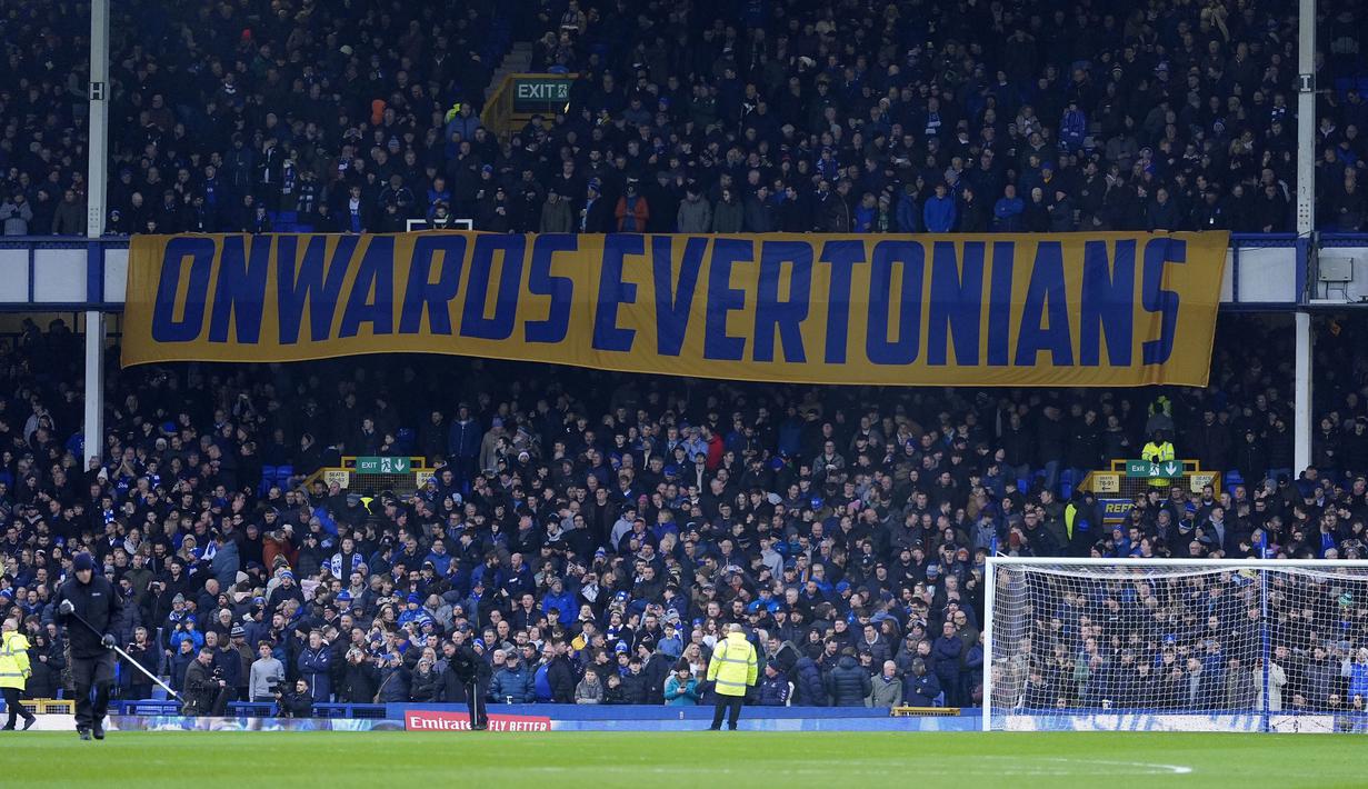 Suporter Everton membentangkan banner dalam laga lanjutan Piala FA 2024/2025 melawan Bournemouth di Goodison Park, Liverpool, Inggris, Minggu (09/02/2025) WIB. (AP Photo/PA/Peter Byrne)