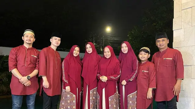 7 Potret Seleb Pakai Baju Muslim Senada Sekeluarga, Kompak Bisa Jadi Inspirasi