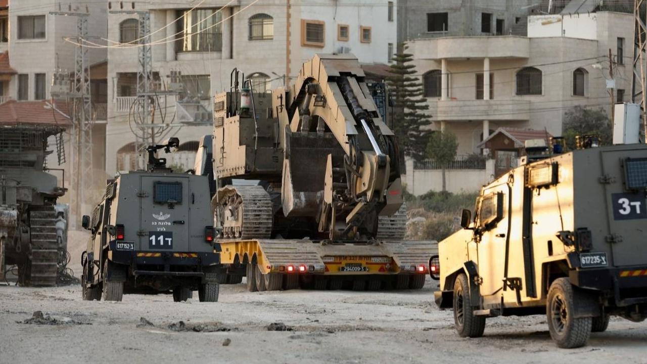 Dalam serangan itu, militer zionis  mengerahkan puluhan kendaraan militer, termasuk buldozer untuk menghancurkan jalan, pertokoan, saluran pembuangan limbah dan juga rumah-rumah milik warga Palestina. Foto: REUTERS