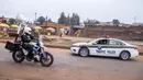 Seorang polisi yang mengendarai sepeda motor menggunakan pelantang suara untuk menyampaikan informasi tentang langkah-langkah pencegahan COVID-19 di sebuah jalan di Kigali, ibu kota Rwanda, pada 12 Agustus 2020. (Xinhua/Cyril Ndegeya)