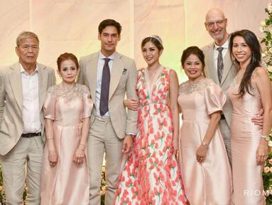 Pertunangan Richard Kyle dengan Jessica Iskandar yang dilangsungkan pada hari Sabtu (15/6) di Ritz Calton, Pacific Place, Jakarta Selatan. Jessica memilih konsep floral untuk tema pesta pertungannya dengan Richard.